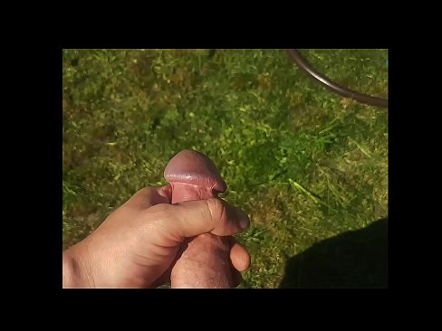 ❤️ Vroča lepotica dobi svojo rožnato pičko, ki jo jebe, in se zraven cmeri s curkom na poletnem vrtu ❤ Porno pri nas sl.tubesexer-com.ru ❤
